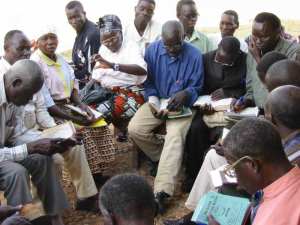 Congolese discuss what they have read in their Bibles